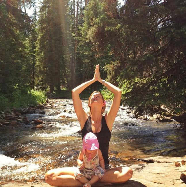 Gisele Bu�?ndchen does yoga with baby Vivian