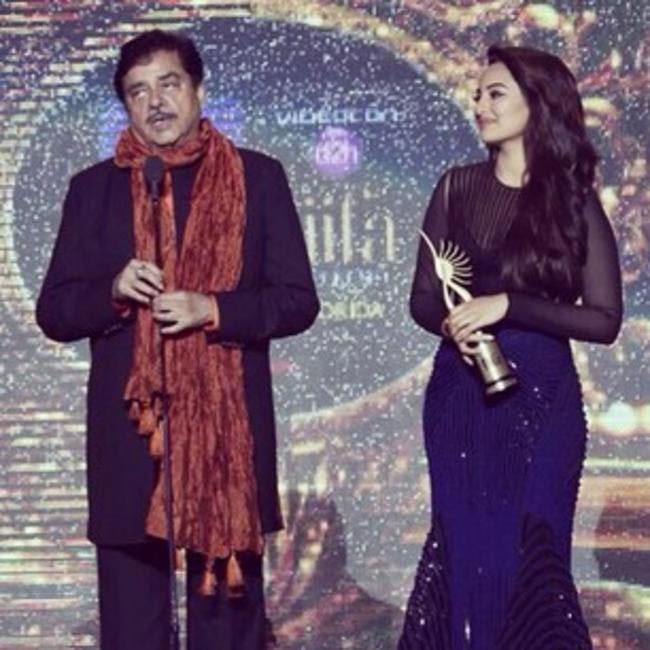 Sonakshi fondly looks on as daddy Sinha regales the audience