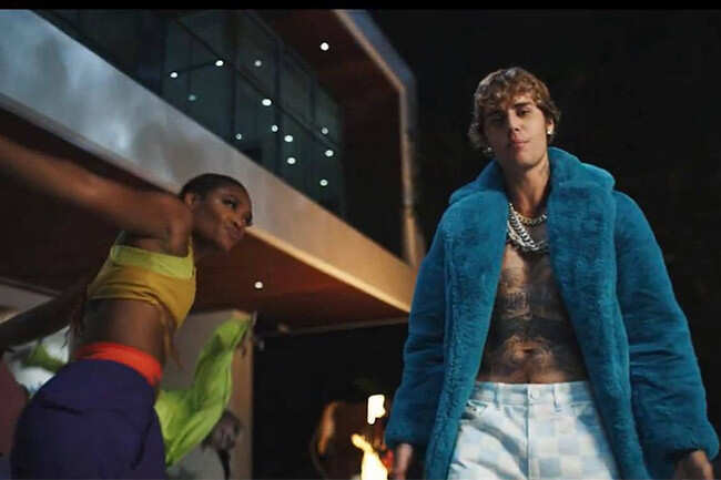 Justin Bieber stands in for an unwilling Drake in wild Popstar music video