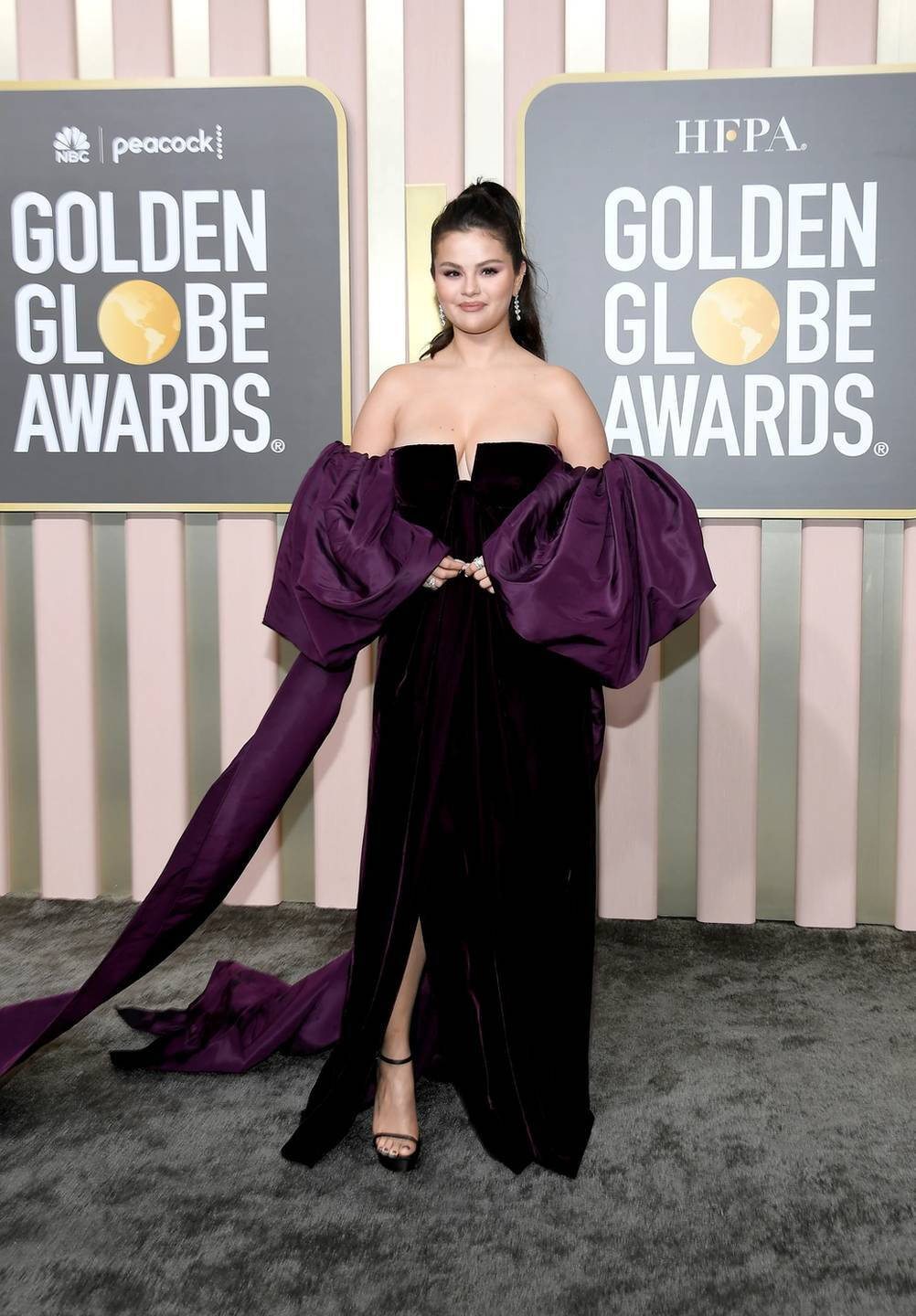 Ana de Armas wears studs on the Golden Globes 2023 red carpet