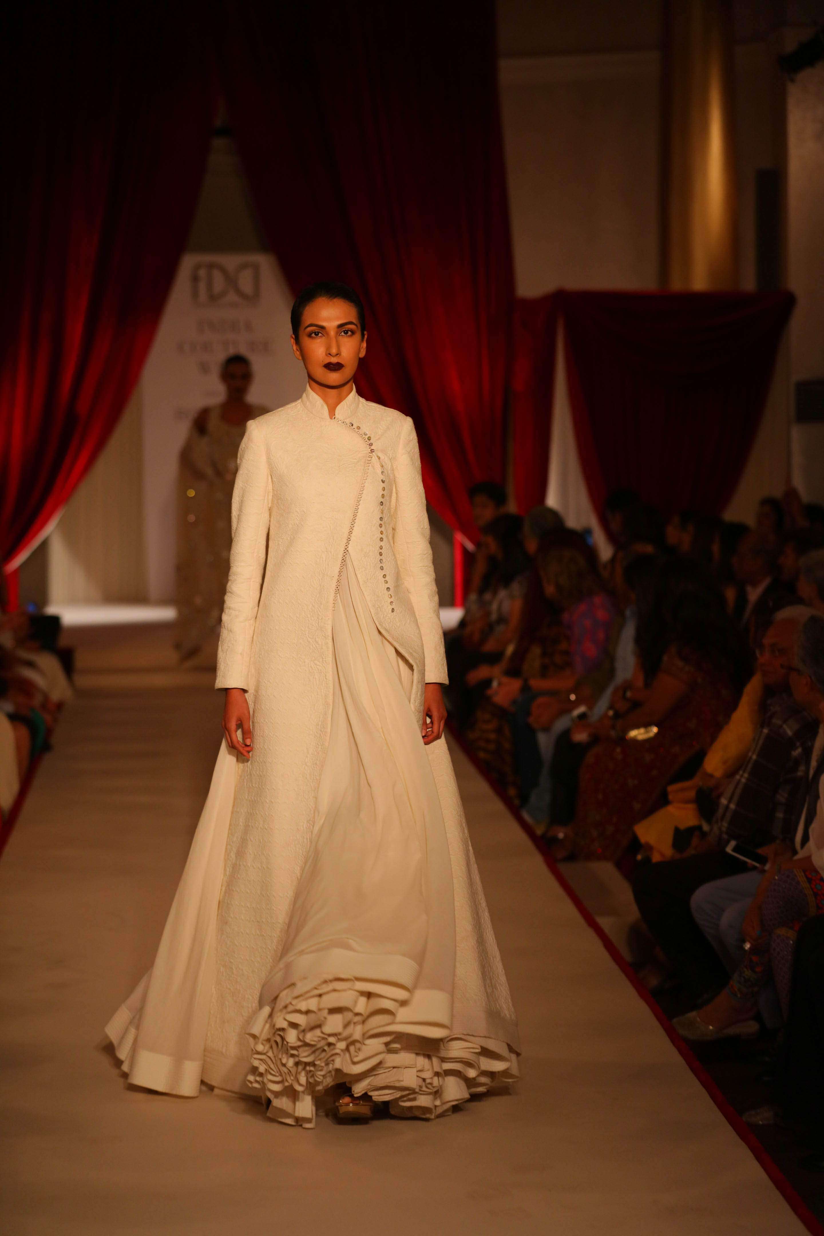 Rahul Mishra'S India Couture Week Show: A Vision Of Beauty - 6iy0bli